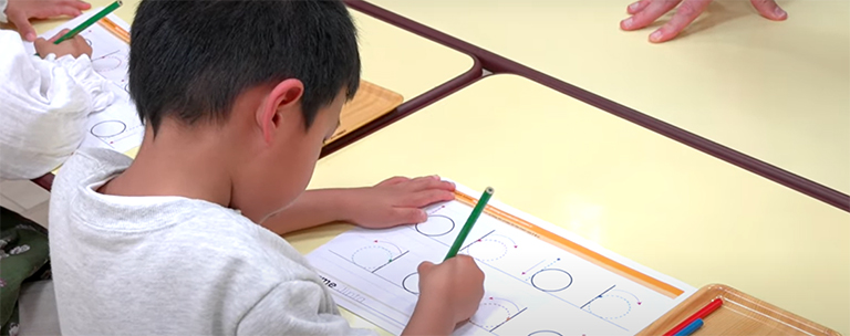 「聞く」・「話す（会話）」・「話す（発表）」・「読む」・「書く」という 5領域の4スキル を楽しく学ぶ！