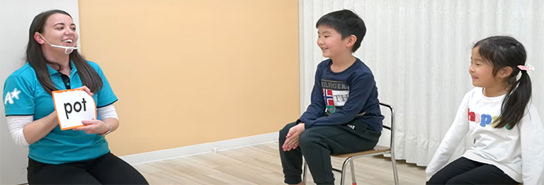 少人数制でお子さまがしっかり集中して英語を伸ばせる！